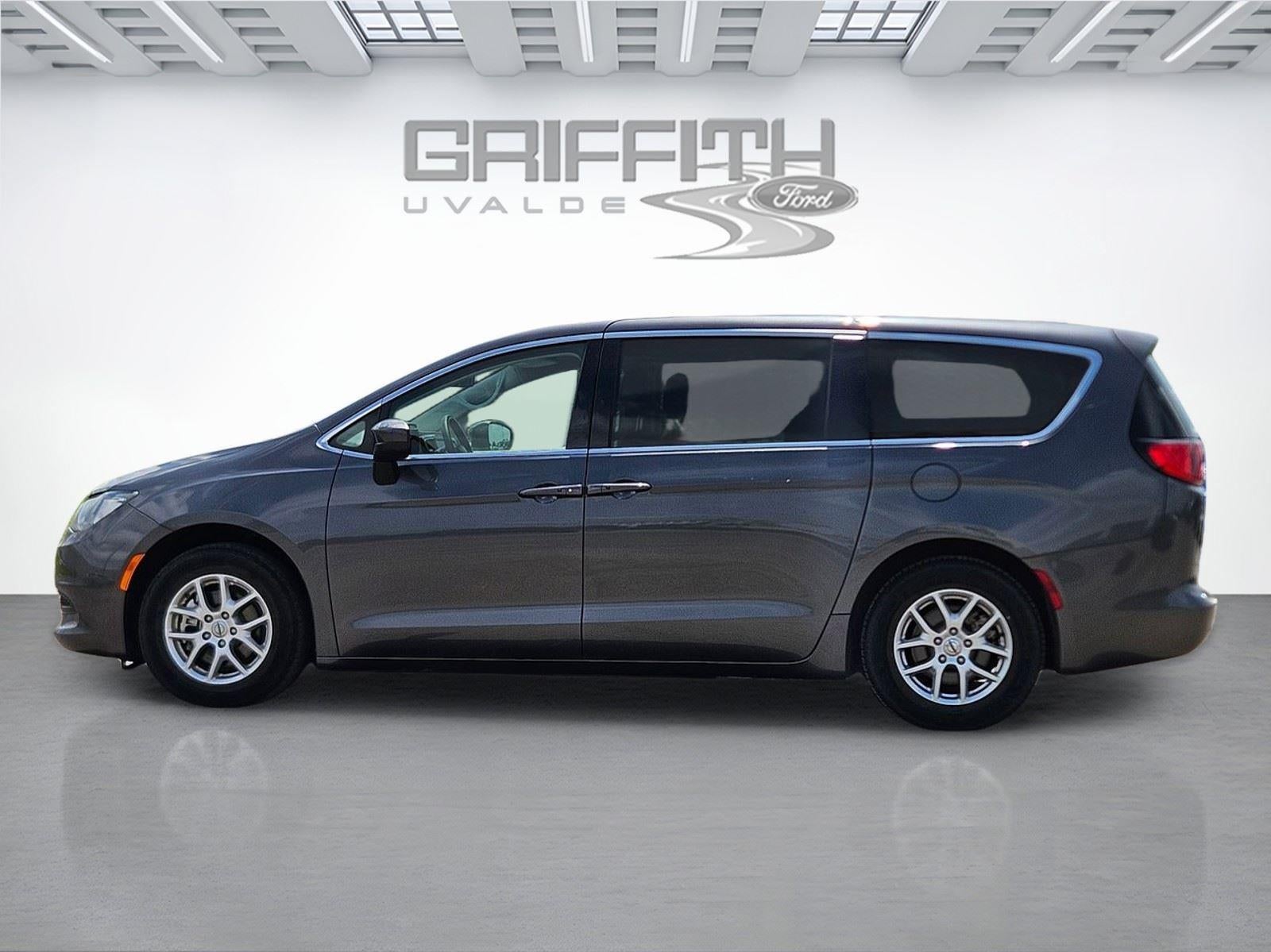 2022 Chrysler Voyager LX